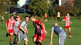 Nikola Vintonjak (in Rot) brachte den VfB Sennfeld mit seinem Treffer zum 3:2 gegen die SpG Altheim/Hettingen auf die Siegesstraße.