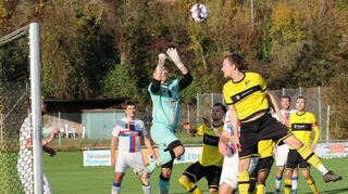 In einem spannenden Spitzenspiel besiegte der 1. FC Igersheim (in Gelb) die SGM Weikersheim/Laudenbach mit 3:2.