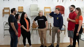 Mehmet Ekinci (von links), Milena Hildebrandt, Dilara Demirag, Luke Herrick, Urs Eberle, Simon Retzbach und Stefanie Cabraja sind die Auszubildenden und ehemaligen Volontäre der Fränkischen Nachrichten und haben im Team an der diesjährigen Ausgabe des Magazins „Nei g’schaut!“ gearbeitet.