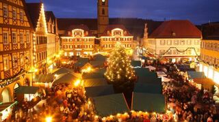 Der Weihnachtsmarkt im Herzen der Kurstadt folgt im Dezember. Und auch der Weihnachtscircus freut sich auf viele neugierige Gäste.
