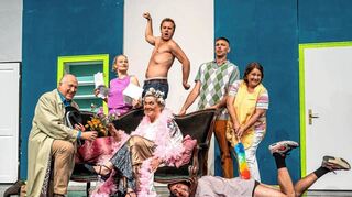 Ein Verwechslungsspiel um eine Damen-WG auf der Suche nach vier Helden: die Komödie „Do sin Se rischdisch“ am Oststadt Theater.