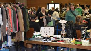 Groß war der Andrang beim „Fashion-Flohmarkt“ in der Main-Tauber-Halle in der Wertheim.