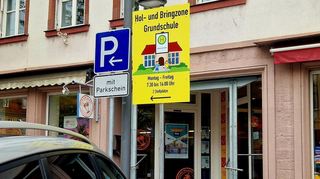 Zwei Stellplätze sollen dazu beitragen, die angespannte Verkehrssituation beim Bringen und Abholen der Kinder zu entzerren.