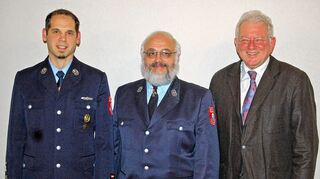 <p>Für 40 Jahre aktiven Dienst bei der Feuerwehr Kreuzwertheim wurde Horst Klüpfel (Mitte) in der Jahreshauptversammlung von Kommandant Christian Fröber (links) und Bürgermeister Horst Fuhrmann geehrt.</p>