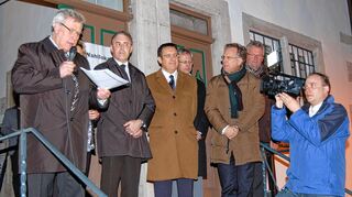 <p>Alfred Beetz (links) gab auf der Rathaustreppe das Auszählungsergebnis der Bürgermeisterwahl bekannt. Neben ihm Joachim Markert, dem anschließend unter anderem MdL Dr. Wolfgang Reinhart (von links), Ahorns Bürgermeister Elmar Haas, Landrat Reinhard Frank und MdB Alois Gerig in Grußworten gratulierten.</p>