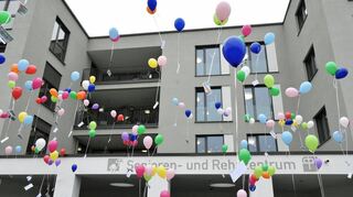 Mit bunten Ballons konnten die Gäste der Einweihung ihre Wünsche in den Himmel schicken.