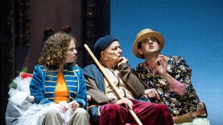 Momo (Anna Sonnenschein) mit ihren Freunden Beppo (Massoud Baygan) und Gigi (Timo Jander).