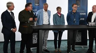 Gut 250 Zuhörende folgten beim „Schindler Circle“-Unternehmertreffen in der Bettinger „Home E World“ den Ausführungen der Redner. Mit dabei waren auch Uli Hoeneß und Wolfgang Bosbach sowie Moderator Guido Cantz.