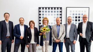 Jubilarin Gabriele Sack (Mitte) mit (von links) Dr. Mario Englert (CFO), Betriebsratsvorsitzender Elmar Mohr, Sonja Hörner-Dürr, Hubert Segeritz, Dr. Gunther Wobser und Dr. Marc Stricker (COO).