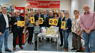 Der Lions-Club Madonnenland übergab eine Spende für die Gemeindebibliothek Höpfingen.