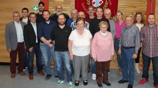 Die Geehrten zusammen mit dem Vorsitzenden des TSV Vorbachzimmern Steffen Reißenweber (rechts), dem stellvertretenden Vorsitzenden des Turngaus Hohenlohe Thomas Melzer (links) und dem Sportkreisjugendleiter Michael Frank (Dritter von links).