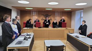 Die 8. Große Strafkammer unter Vorsitz von Michael Haas (Mitte) verhandelt den Vorwurf der Vergewaltigung gegen einen 32-Jährigen.