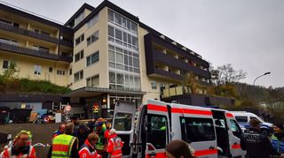 Ein Großaufgebot der Polizei rückte am frühen Mittwochmorgen zum ehemaligen "Haus Bergfried" nach Bad Mergentheim an.