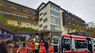 Zwei verbliebene Bewohner mussten noch aus ihren Wohnungen herausgeführt werden. Mit einem Großaufgebot wurde die Löffelstelzer Straße 30 zwangsgeräumt.
