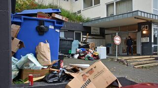 Viel Müll liegt vor dem ehemaligen „Haus Bergfried“ in der Löffelstelzer Straße 30 – früher gab es hier Kurappartements.