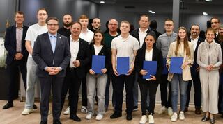 Das Herz am richtigen Fleck: 18 Preisträger des Zivilcouragepreises wurden vom Förderverein Aktionskreis Sucht- und Gewaltprävention gewürdigt. Das Bild zeigt sie zusammen mit den Laudatoren sowie den Sponsoren.