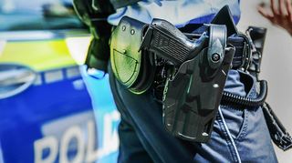 Die Dienstwaffe der Polizei soll möglichst im Holster bleiben.