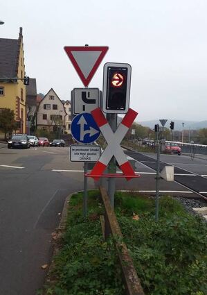 Nur auf der Hämmelsgasse in Richtung Bahnhofstraße darf man an wartenden Pkw vorbeifahren, wenn die Ampel für Rechtsabbieger Rot zeigt.
