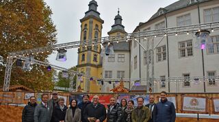Veranstalter Rudi Bauer (Mitte) und Oberbürgermeister Udo Glatthaar (links daneben) eröffneten mit vielen Unterstützern und Partnern, darunter auch die Staatlichen Schlösser und Gärten Baden-Württemberg als Hausherr, vertreten durch Peter Stahnke, die Eisbahn in Bad Mergentheim. Ab Freitag stehen die Pforten weit offen.