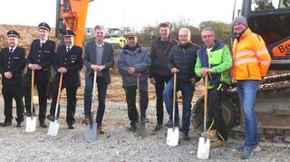 Beim Spatenstich (von links): Andreas Kreiselmeier (Feuerwehr Harthausen), Max Ikas (Gesamtwehr Igersheim), Simon Wülk (Kommandant Harthausen), Paul Dezonsk (Kommandant Gesamtwehr Igersheim), Frank Menikheim (Bürgermeister), Volker Deeg (Firma Deeg), Thomas Landwehr (Ortsvorsteher Harthausen), Günther App (Architekt), Thomas Deeg (Firma Deeg), Karl-Heinz Schmidt (Firma Breidenbach).