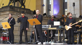 <p>Blieb gern im Hintergrund: DJ Billy Davis (2. von rechts) beim Söhne-Konzert mit dem Babelsberger Filmorchester 2013 in Berlin. <br></p>