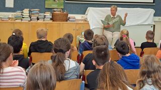 Die Schülerinnen und Schüler freuten sich, F. Hörtdörfer, ehemalige Rektorin der Astrid-Lindgren-Schule, als Vorlesepatin wiederzusehen.