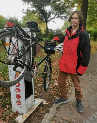 Martin Köhler ist stellvertretender Vorsitzender im Kreisverband des ADFC im Main-Tauber-Kreis. Er demonstriert die vielen Möglichkeiten einer Fahrradreparatur am Servicepunkt direkt am Eingang zum Main-Parkplatz in Wertheim.