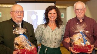 Gründungsmitglied und Ehrenvorsitzender Rudi Fischer sowie Gründungsmitglied Otto Strauß, die dem Verein seit 70 Jahren treu zur Seite stehen, erhielten von der Vorsitzenden Elke Kümmerer kleine Präsente.