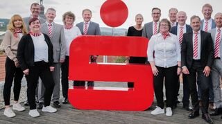Bei der Sparkasse-Jubilarfeier (von links) . Waltraud Faulhaber, Heike Hehn, Peter Vogel, Manfred Münig, Andrea Kaiser, Thomas Englert, Tanja Sohns, Marco Schneider, Sabine Walz, Markus Fehringer, Elmar Müller, Burkard Peterle, Wolfgang Reiner, Siegfried Muhler.