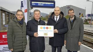 Bayerns Verkehrsminister Christian Bernreiter (Zweiter von links) hat im Beisein von Jens-Marco Scherf (Landrat Kreis Miltenberg, rechts) sowie Bernd Kahlert (Bürgermeister Kreisstadt Miltenberg, links) feierlich das Signet „Bayern barrierefrei“ an Denis Kollai (Sprecher der Geschäftsleitung Westfrankenbahn, Leiter Infrastruktur, Zweiter von rechts) übergeben.