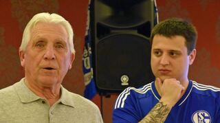 Klaus Fischer (links) beantwortete die Fragen der Fans, Fanclub-Chef Julian Ott ist ganz Ohr.
