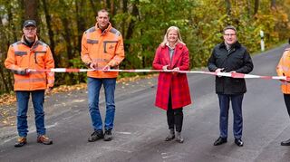 Große Freude herrschte bei allen Beteiligten, weil das 1,8 Kilometer lange Fahrbahnstück der K 2880 zwischen Hochhausen und Eiersheim in einer Rekordzeit von nur neun Tagen saniert wurde.