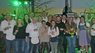 Mit dem Kerwepaar 2024 Patrick und Stefanie Grän freuen sich alle Mitglieder der Kerwegesellschaft Mondfeld sowie die weiteren Tanzpaare.