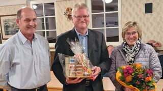 Dieter Elbert (Mitte, mit seiner Frau Jutta) war 25 Jahre Ortsvorsteher von Schweinberg und wurde in der jüngsten Sitzung von Michael Messerer verabschiedet.
