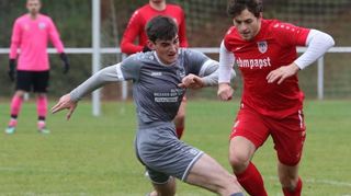 Knapp mit 1:0 gewann Niederstetten (in Rot) gegen Apfelbach/H.