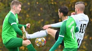 Abstiegskampf in Rosenberg: Der TSV (in Grün) setzte sich gegen den SV Nassig mit 1:0 durch und hält damit Anschluss an die Nichtabstiegsplätze.