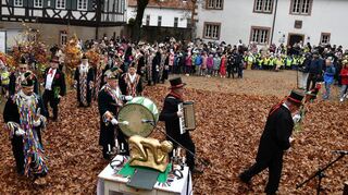 Hunderte Kinder aus den Schulen und Kindergärten verfolgten die traditionelle Buchener Faschenachtseröffnung im Museumshof. Auch ein SWR-Fernsehteam (rechts) war „am Start“.