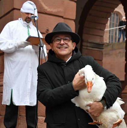 Entrichtet: Als Pachtzins fürs Zunfthaus kassierte Bürgermeister Roland Burger neben dem jeweils kleinsten Geldstück der Elferräte traditionsgemäß auch eine Gans.