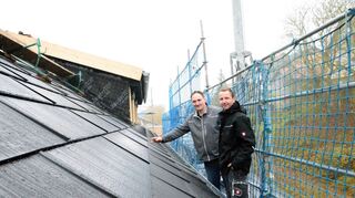 Auf den ersten Blick fällt der Unterschied zwischen den Solardachplatten und den Dachplatten aus Aluminium gar nicht auf. Die Platten in der dritten Reihe von unten sind beispielsweise Solardachplatten. Bauherr Martin Pickl (links) und Projektleiter Marcel Hesse von der ausführenden Firma freuen sich, dass alles so reibungslos funktioniert.