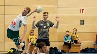 Der TSV Buchen (weiße Trikots) ließ im Heimspiel gegen die SG Heidelberg/Leimen besonders in der Offensive zuviel liegen. Das rächte sich bitter, denn am Ende reichte es trotz zwischenzeitlicher klarer Führung nur zu einem Unentschieden.