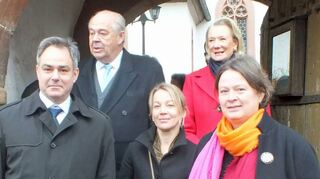 Bei der Verabschiedung (von links): Pfarrer Bernhard Ziegler, Ludwig Fürst zu Löwenstein-Wertheim-Freudenberg, Elisabeth Ziegler, Elisabeth Fürstin zu Löwenstein-Wertheim-Freudenberg und Dekanin Wibke Klomp.