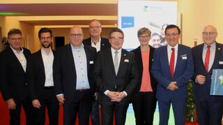 Der geschäftsführende Kreisbau-Vorsitzende Steffen Dörr (rechts) und sein ehrenamtlicher Vorstandskollege Klaus Kornberger (links) sowie der Aufsichtsratsvorsitzende Rüdiger Zibold mit den Teilnehmern der Podiumsdiskussion.