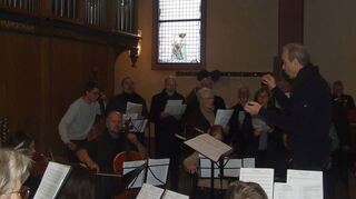 Achim Klein spielte bei der Bruckner-Matinée nicht nur die Orgel, sondern führte auch das Orchester als Dirigent durch das Programm in der Stadtkirche St. Martin.