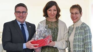 Landrat Christoph Schauder (links) und Sozialdezernentin Elisabeth Krug (rechts) verabschiedeten die Leiterin des Gesundheitsamtes, Yasemin Eryanar: Sie dankten ihr insbesondere für die enge und vertrauensvolle Zusammenarbeit während der Corona-Pandemie.