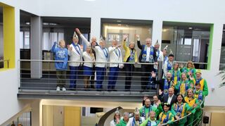 Fastnachtseröffnung in der Schalterhalle der Geschäftsstelle der Volksbank eG Neckar Odenwald Main-Tauber in Tauberbischofsheim, rechts im Bild der Vorsitzende der Bischemer Kröten, Michael Noe, Sitzungspräsident Rüdiger Bilz, Bürgermeisterin Anette Schmidt und Michael Schneider, der Vorstandsvorsitzende der Volksbank eG Neckar Odenwald Main Tauber.