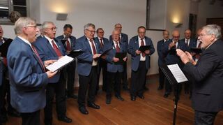 Gemeinsam stark: die Chöre aus Grünsfeld und Krensheim unter der Leitung von Kurt Meyer.