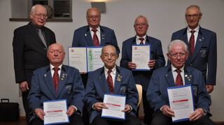 Ehrung mit (hinten von links) Wolfgang Runge, Reinhold Segeritz, Stefan Ruf, dem Vorsitzenden Johann Rackl sowie (vorne von links) Fritz Wolpert, Heinrich Fritz und Willi Zorn.