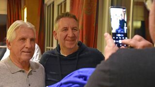 Der Kontakt zu den Fans ist Klaus Fischer (links) seit jeher wichtig. Im FN-Interview äußert er sich kritisch zur augenblicklichen Lage des FC Schalke 04.