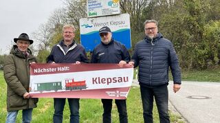 Freude über einen Kompromiss nach jahrelangen Streitigkeiten (von links): Hans-Joachim Hesslinger (Aufsichtsrat Jagsttalbahn AG), Krautheims Bürgermeister Andreas Insam, Michael Rothenhöfer (Vorstandssprecher Jagsttalbahn AG) und Volker Elgner (Aufsichtsratsvorsitzender Jagsttalbahn AG).