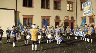 In Aktion: Die Fränkischen Herolde aus Dertingen im Rathaushof.
